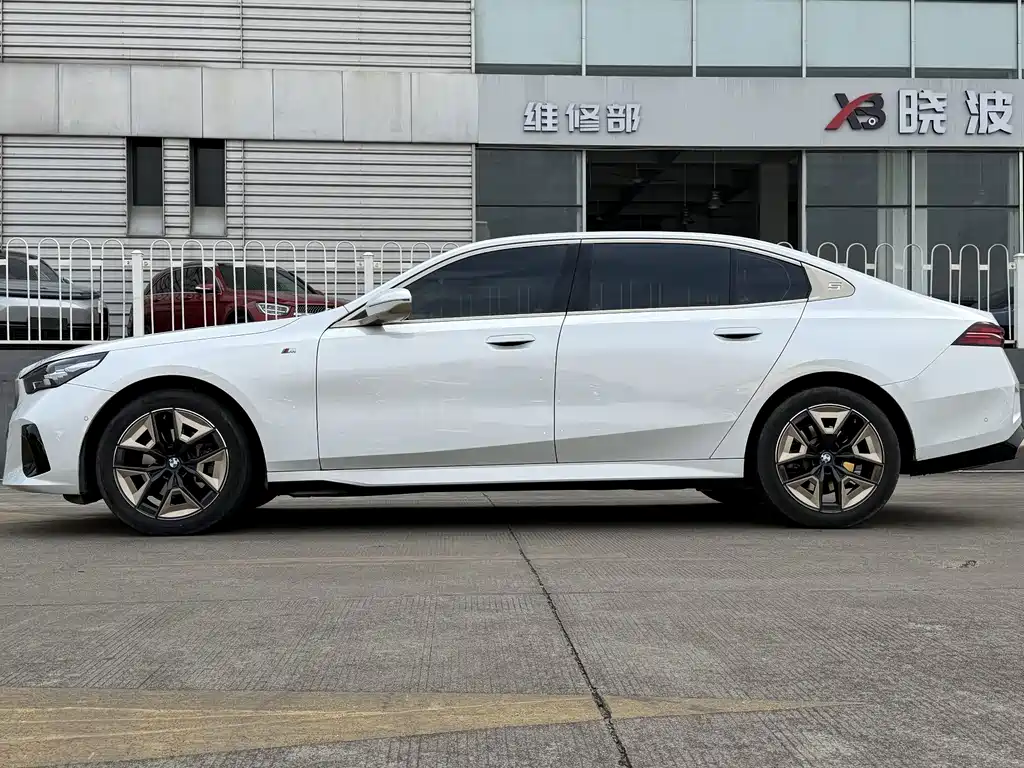 BMW 5 Series — миниатюра 2