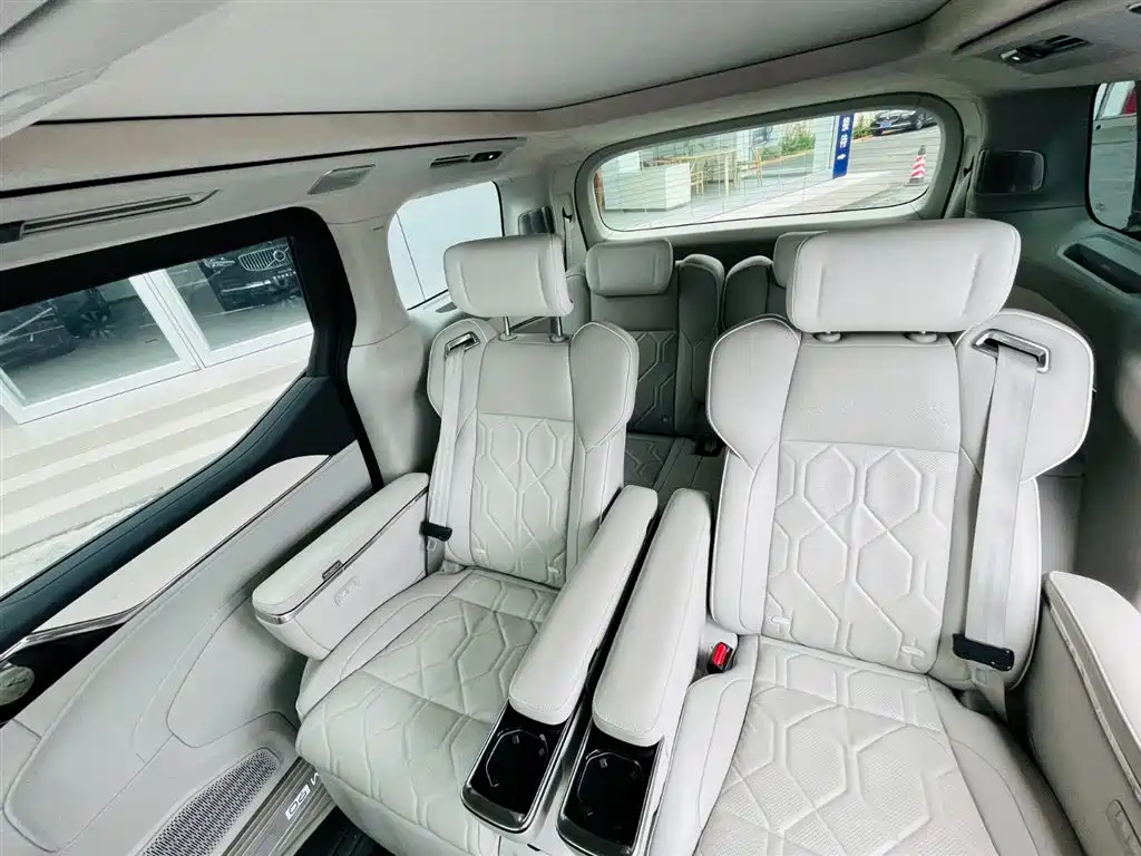 Volvo EM90 2025 Ultra мест