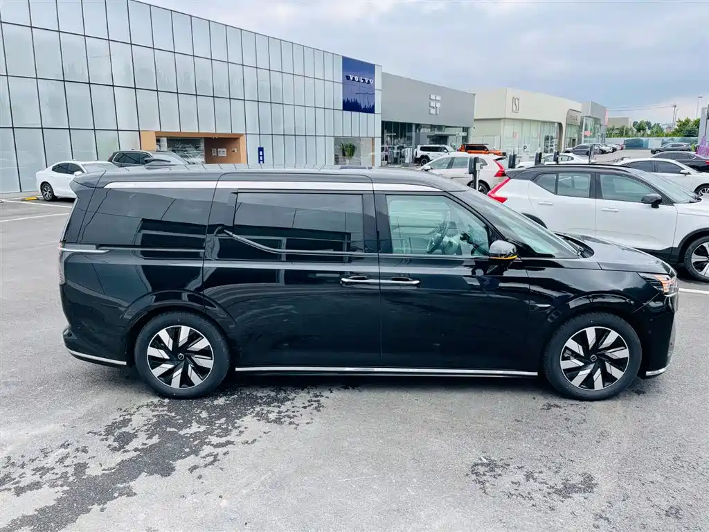 Volvo EM90 2025 Ultra мест