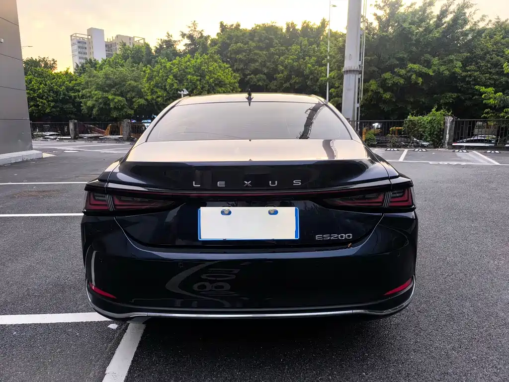 Lexus ES — миниатюра 11