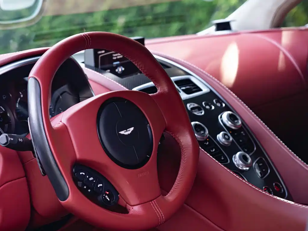 Aston Martin Vanquish — миниатюра 11