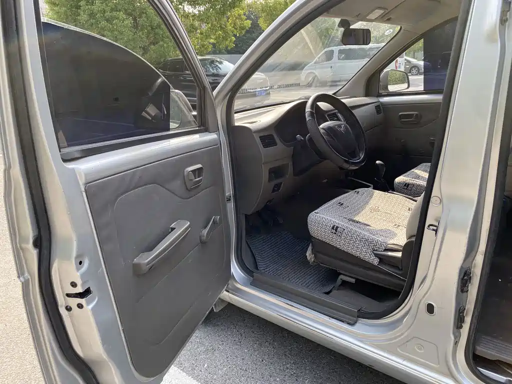 Wuling Rongguang V — миниатюра 5