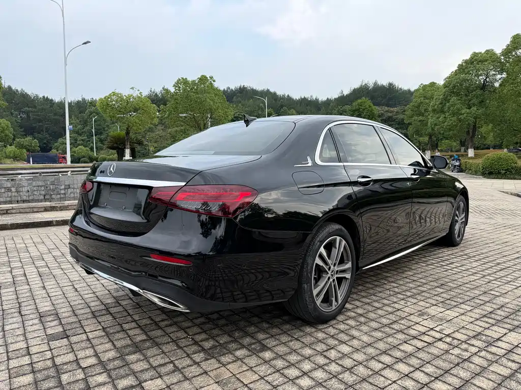 Mercedes-Benz E-Class — миниатюра 6