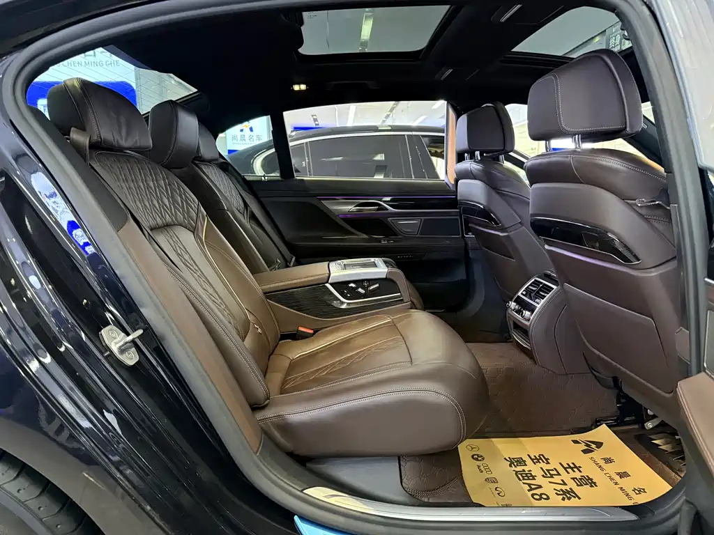 BMW 7 Series — миниатюра 10