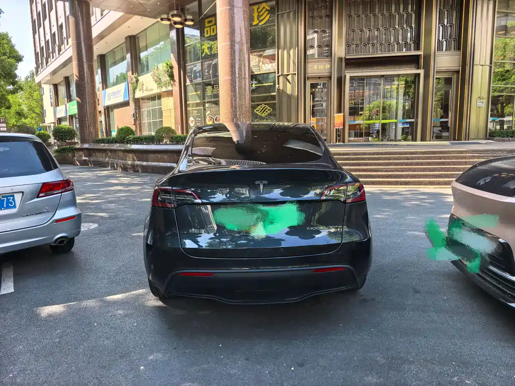 Tesla Model Y — миниатюра 9