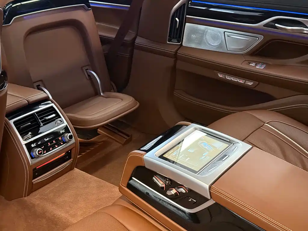 BMW 7 Series — миниатюра 11