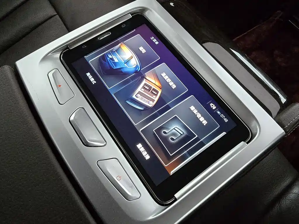 BMW 7 Series — миниатюра 14