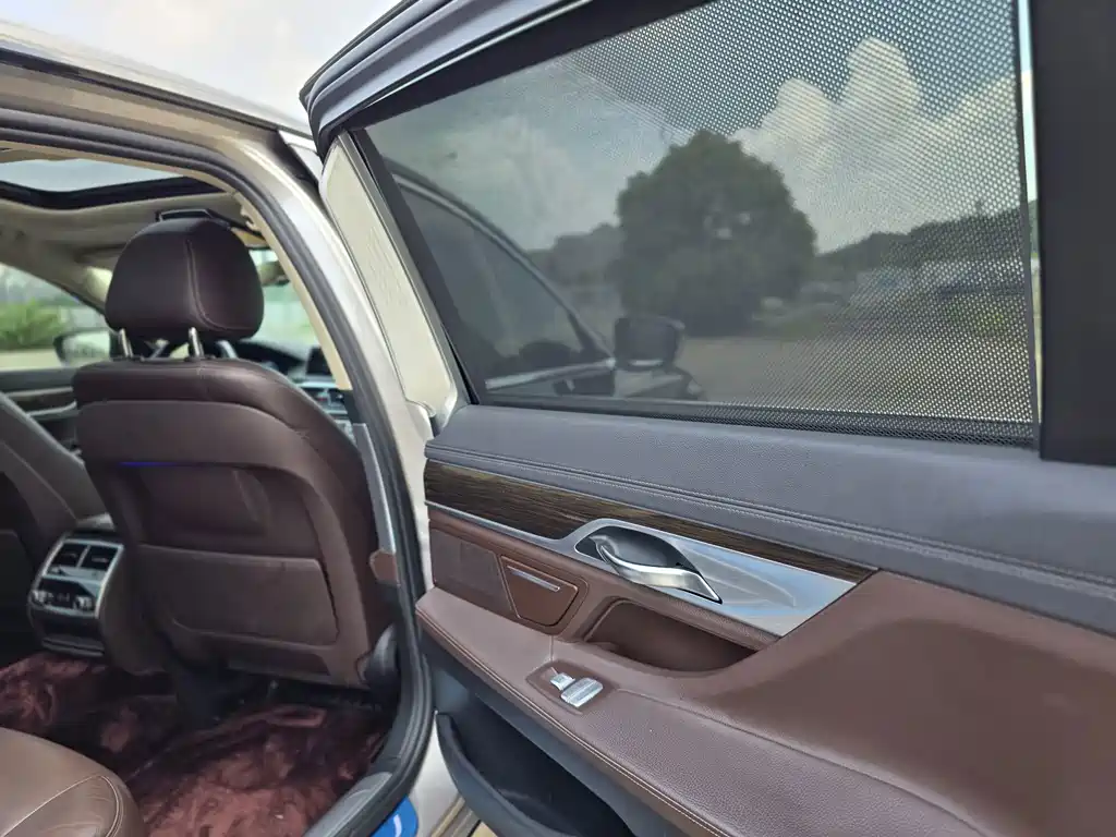 BMW 7 Series — миниатюра 13