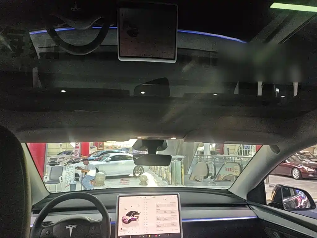 Tesla Model Y — миниатюра 18