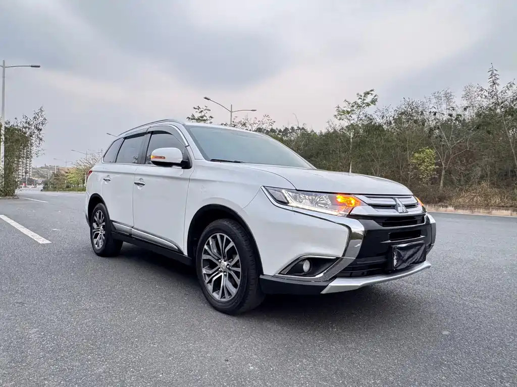 MITSUBISHI OUTLANDER