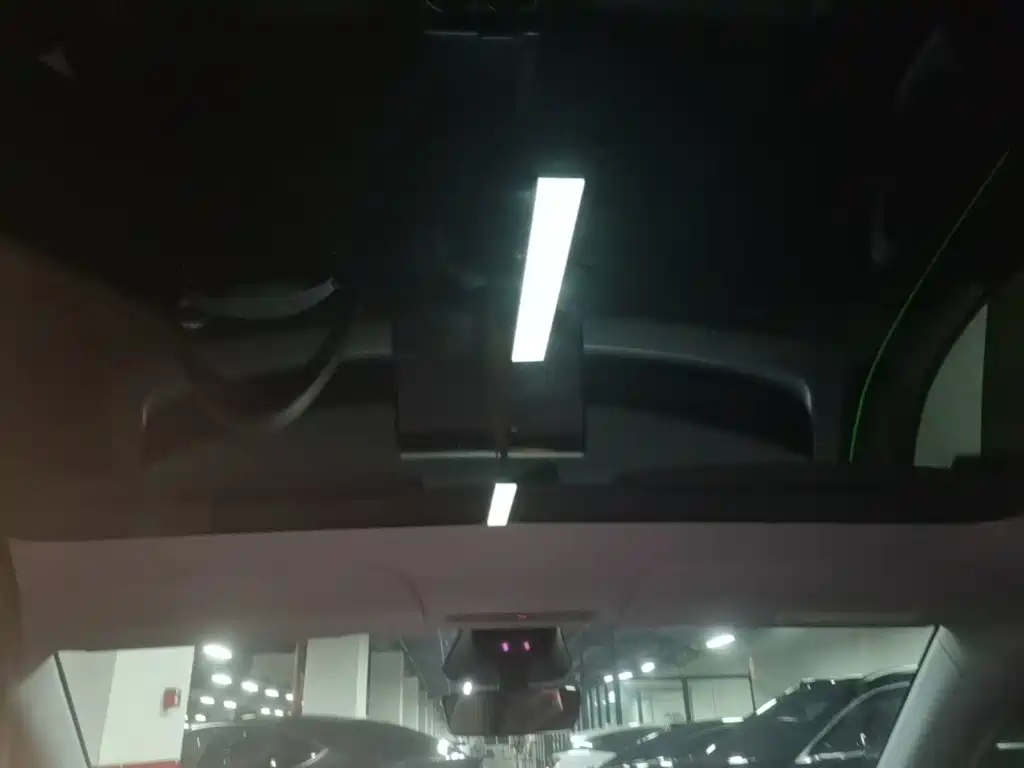 Tesla Model Y — миниатюра 18
