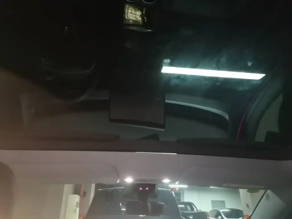 Tesla Model Y — миниатюра 18