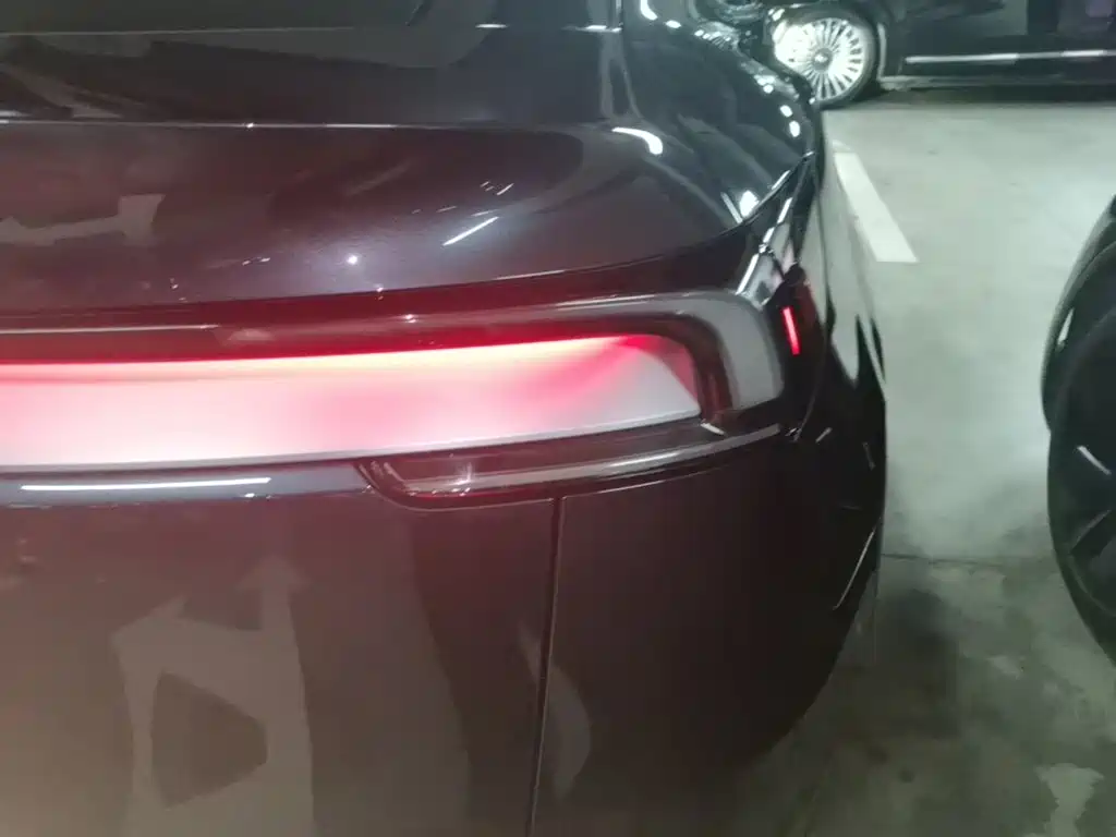 Tesla Model Y — миниатюра 8