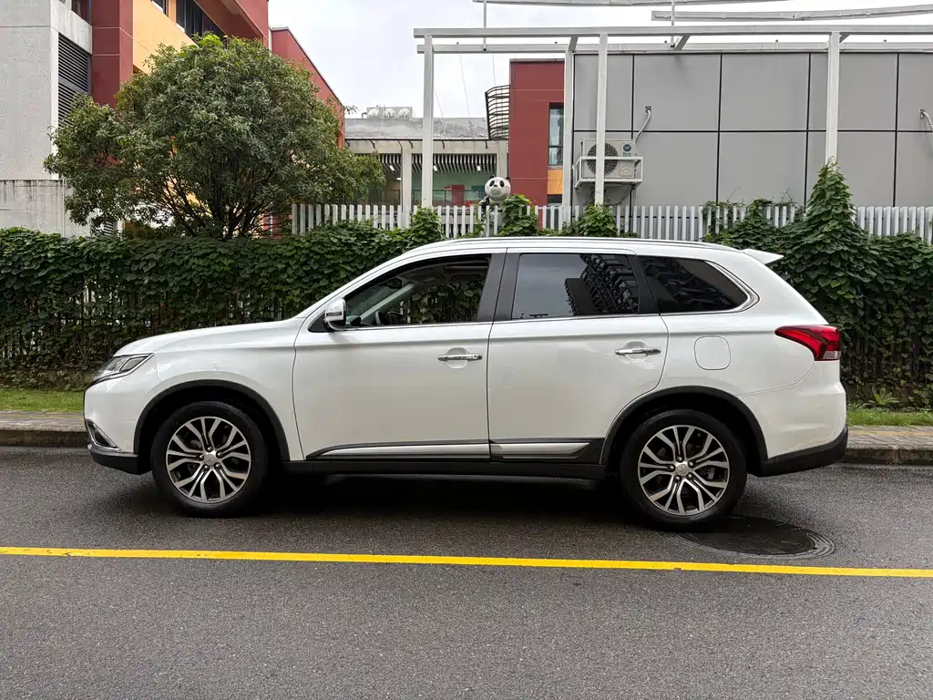 Mitsubishi Outlander — миниатюра 18