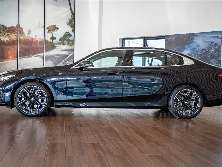 BMW 5 Series — миниатюра 5