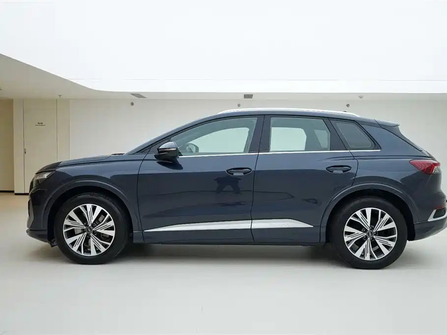 AUDI Q4 E TRON