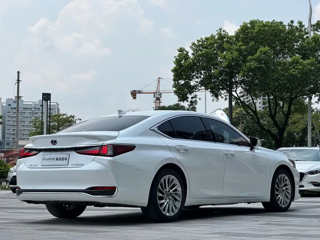 Lexus ES — миниатюра 6