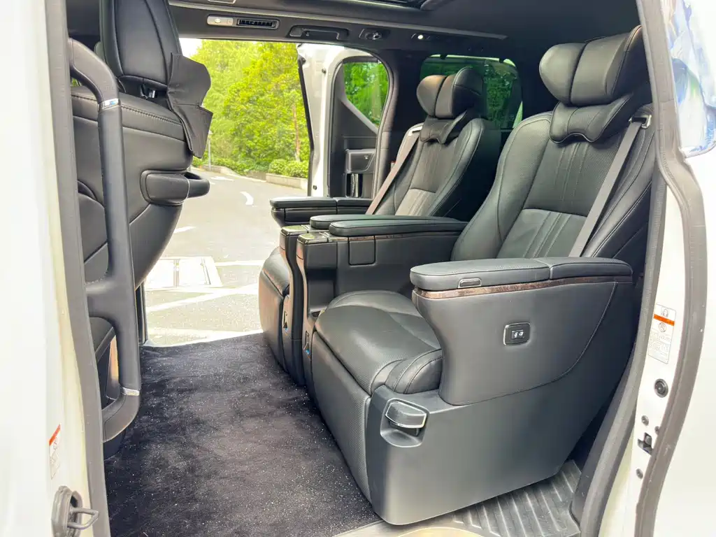 Toyota Vellfire — миниатюра 10