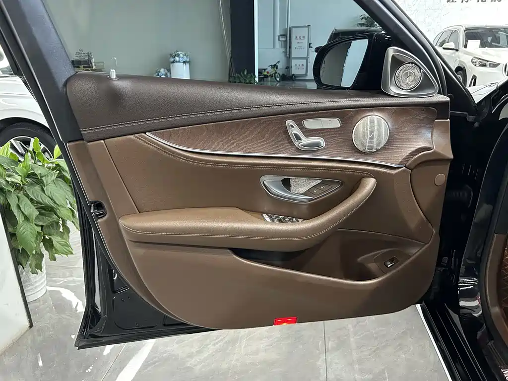 Mercedes-Benz E-Class — миниатюра 10