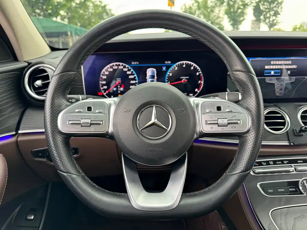 Mercedes-Benz E-Class — миниатюра 17