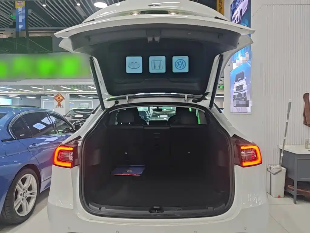 Tesla Model Y — миниатюра 19