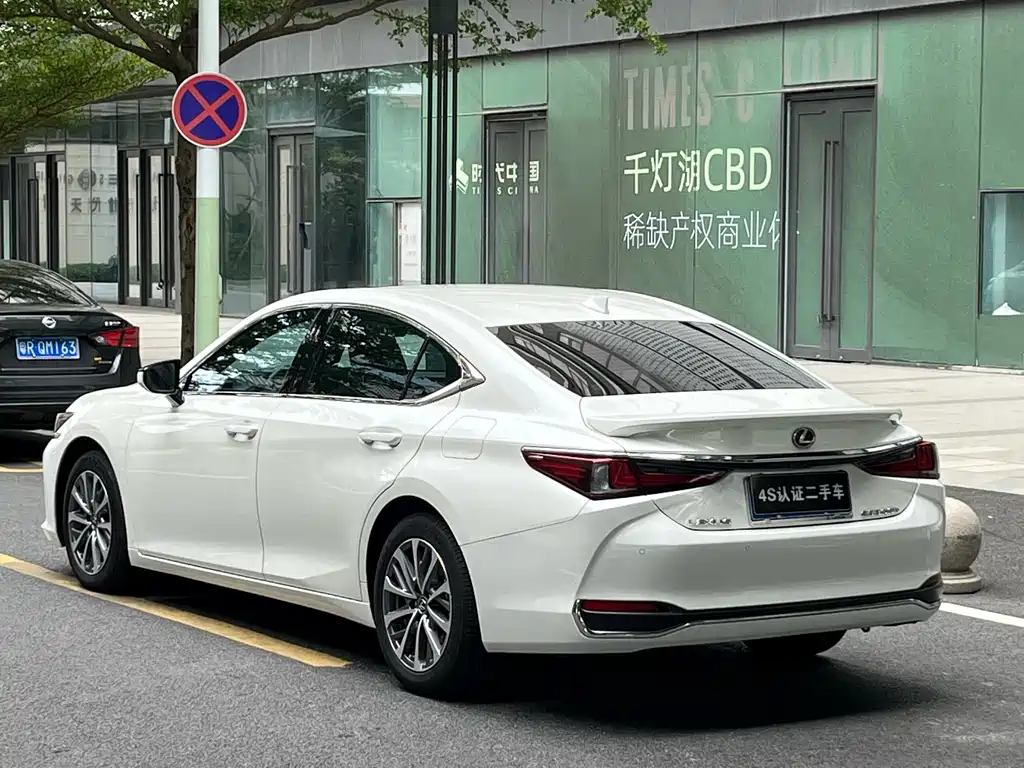 Lexus ES 2022 300h