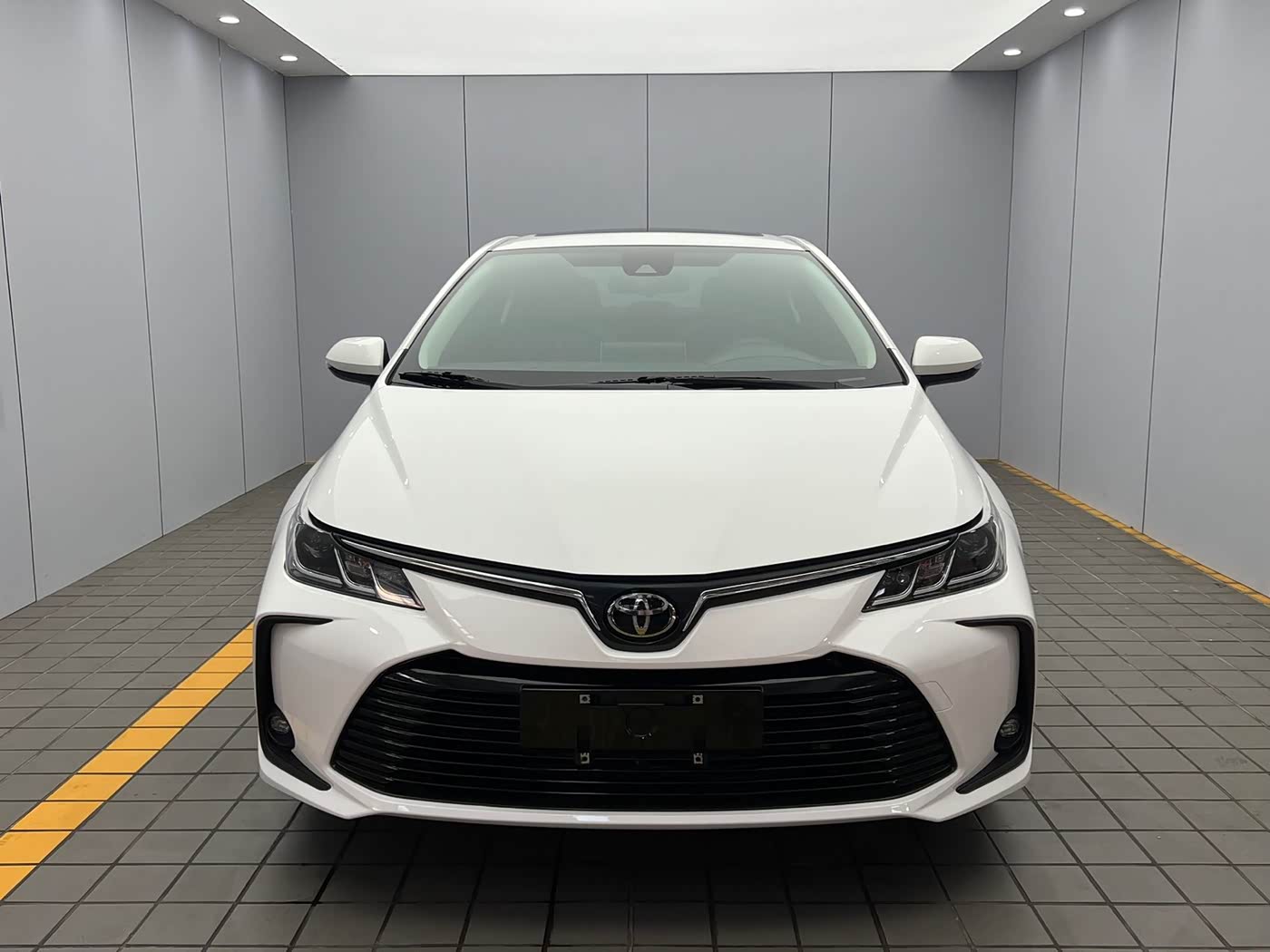 Toyota Corolla 1.2 л 2023 г. Белый, пробег 38000 км