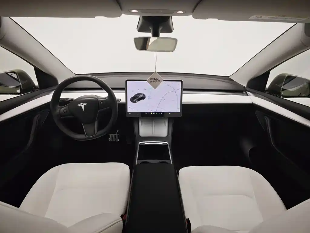 Tesla Model Y — миниатюра 18