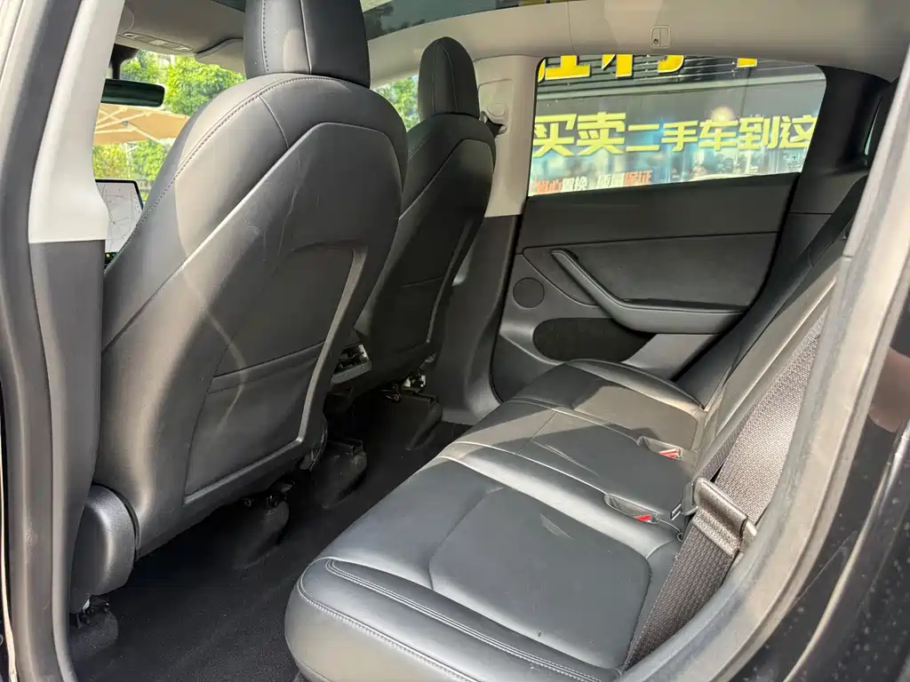 Tesla Model Y — миниатюра 9