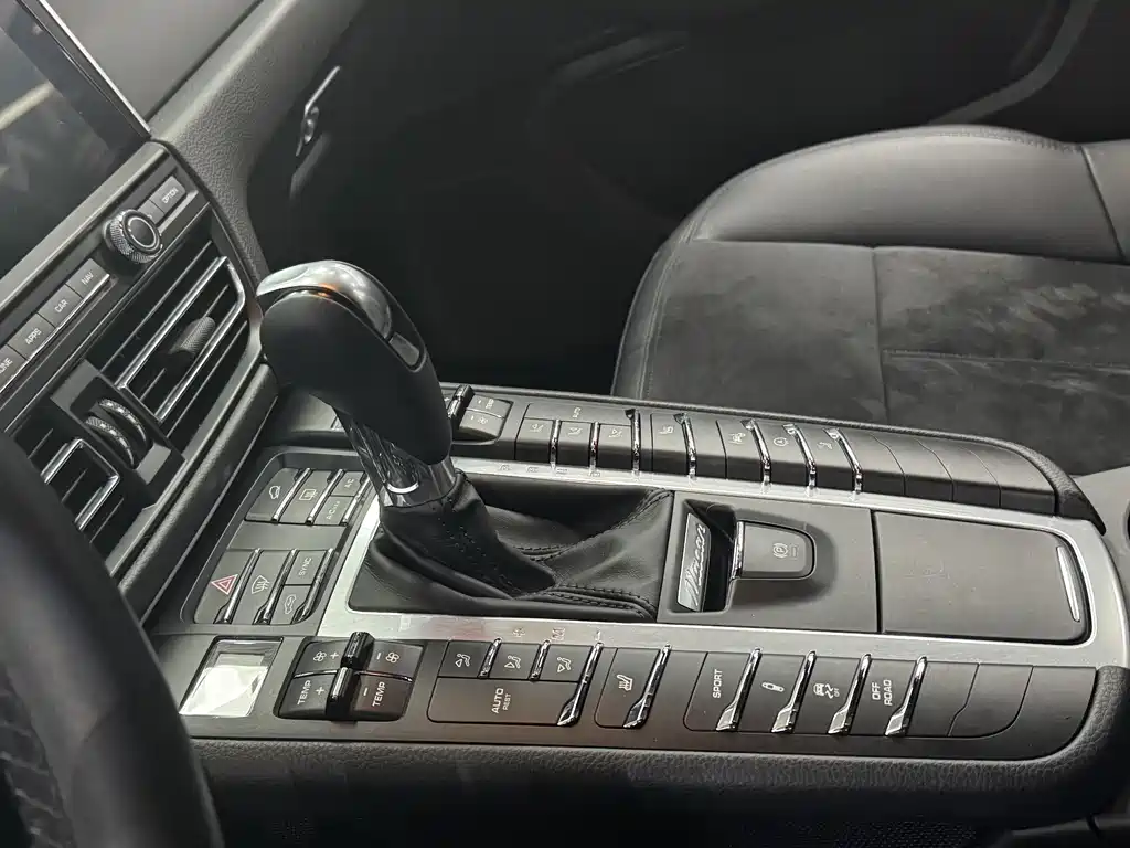 PORSCHE MACAN