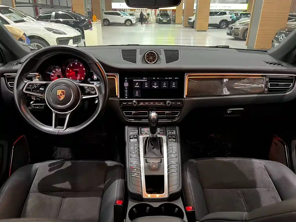 PORSCHE MACAN