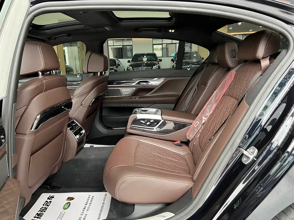 BMW 7 Series — миниатюра 9