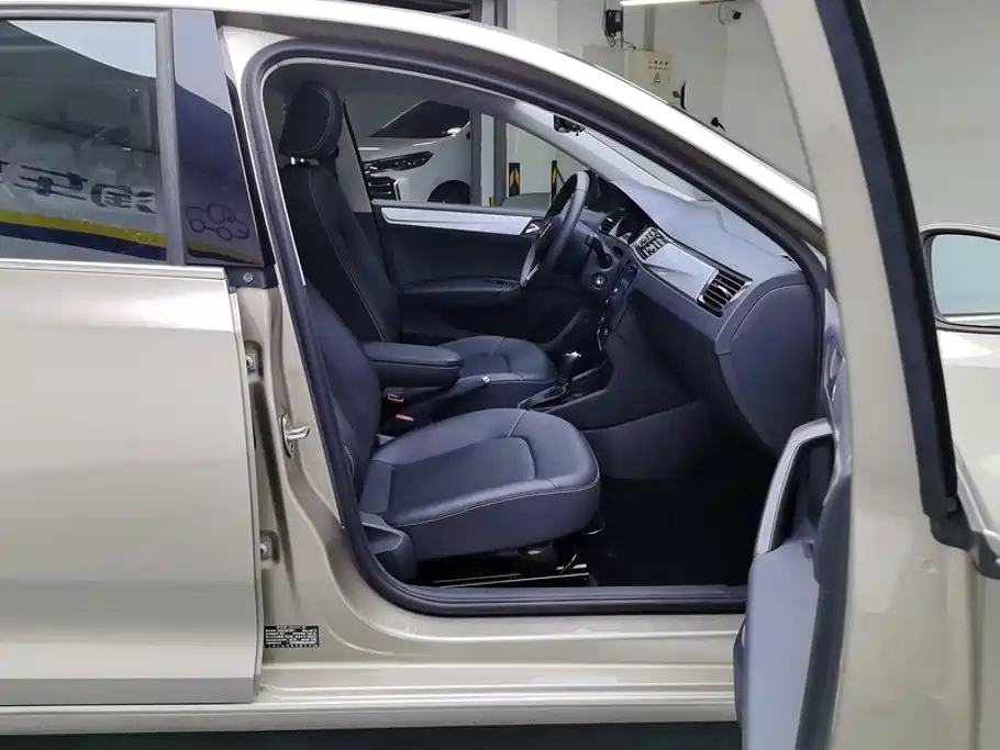Skoda Rapid — миниатюра 8