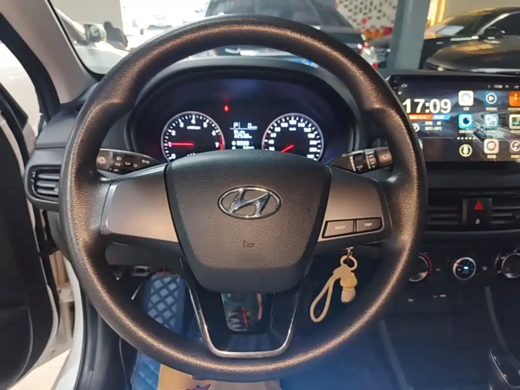 Hyundai Elantra — миниатюра 11