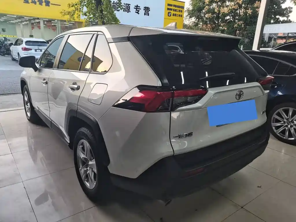 Toyota RAV4 — миниатюра 9