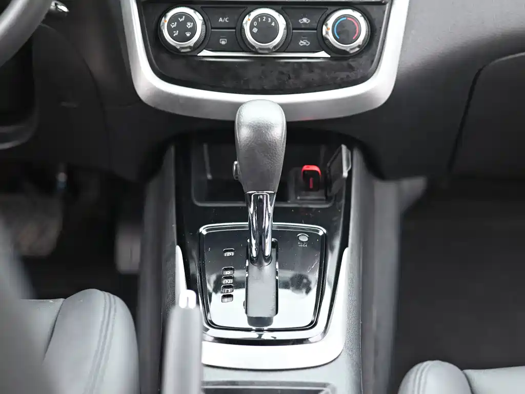 Nissan Tiida — миниатюра 12
