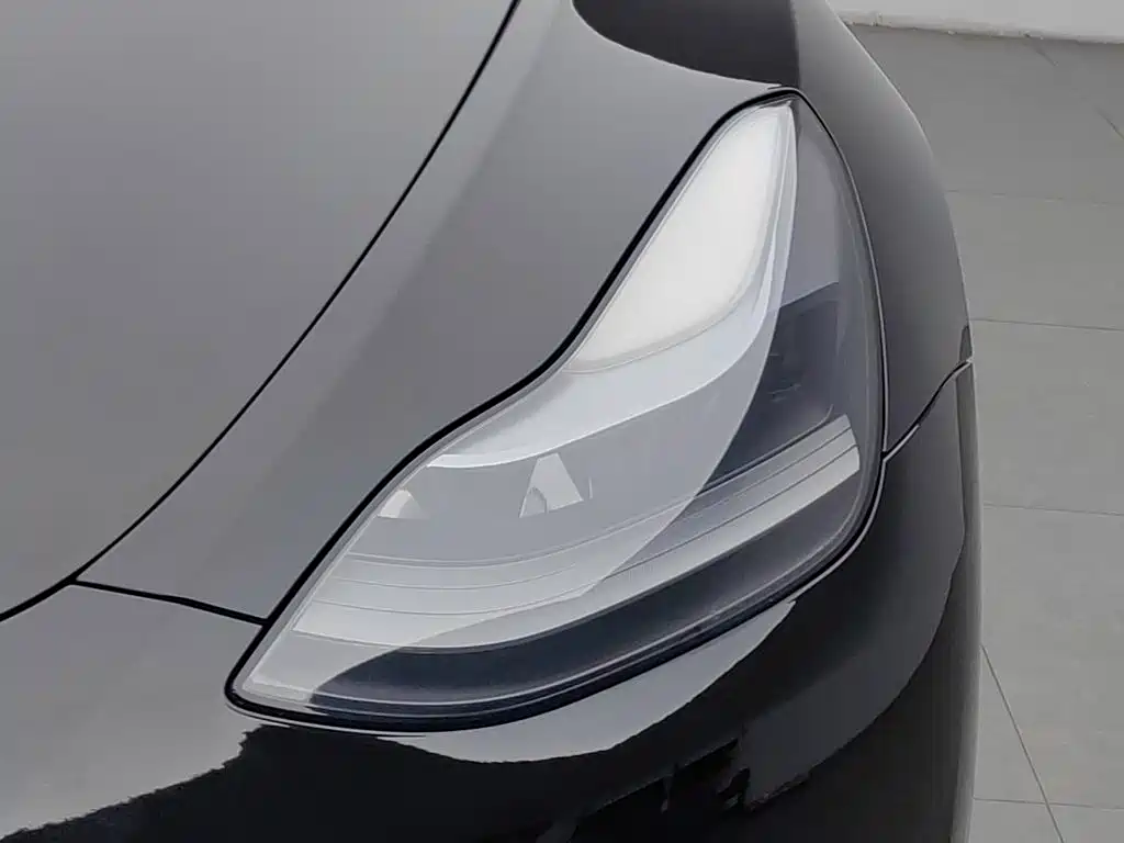 Tesla Model Y — миниатюра 7