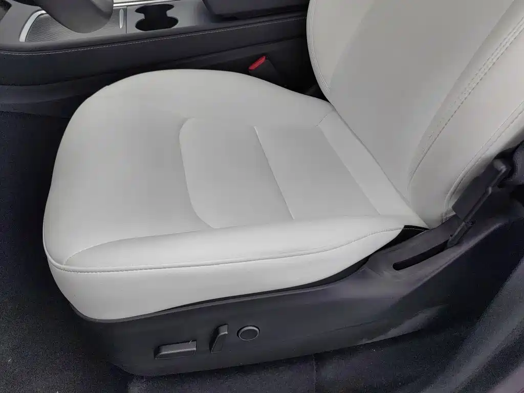 Tesla Model Y — миниатюра 20