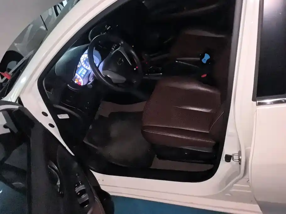 Nissan Tiida — миниатюра 9