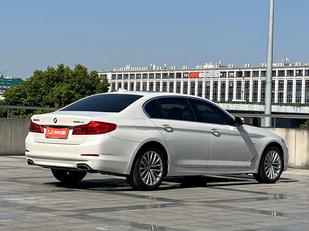 BMW 5 Series — миниатюра 4