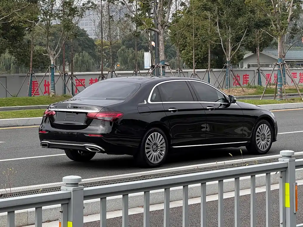 Mercedes-Benz E-Class — миниатюра 9