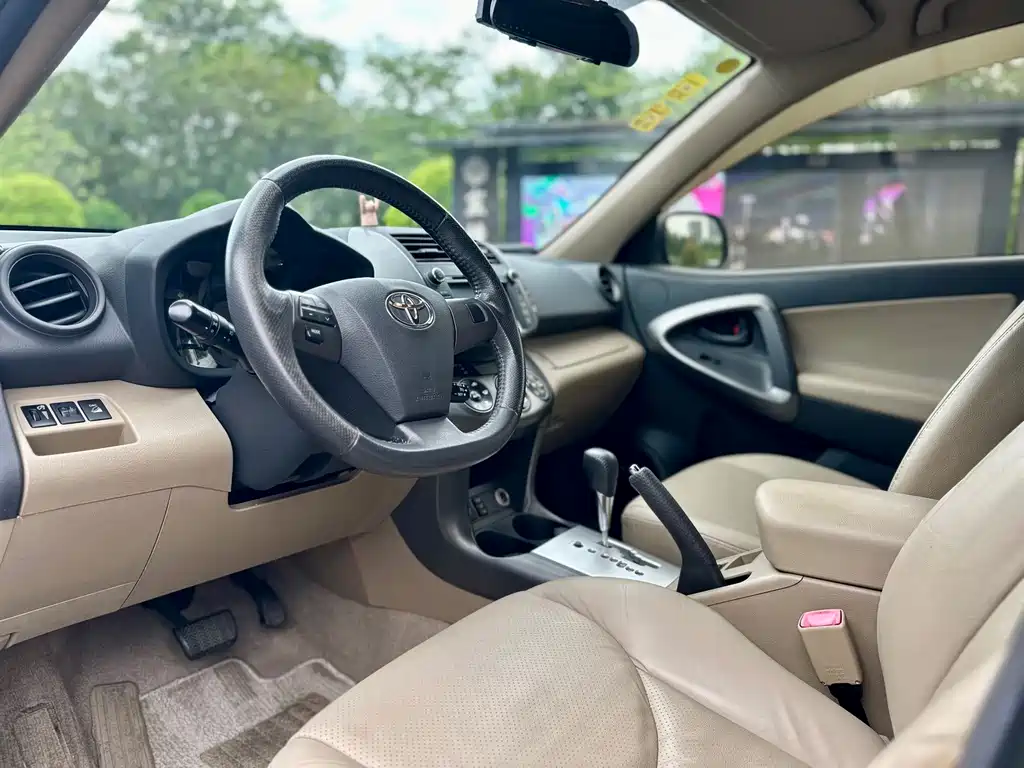 Toyota RAV4 — миниатюра 7