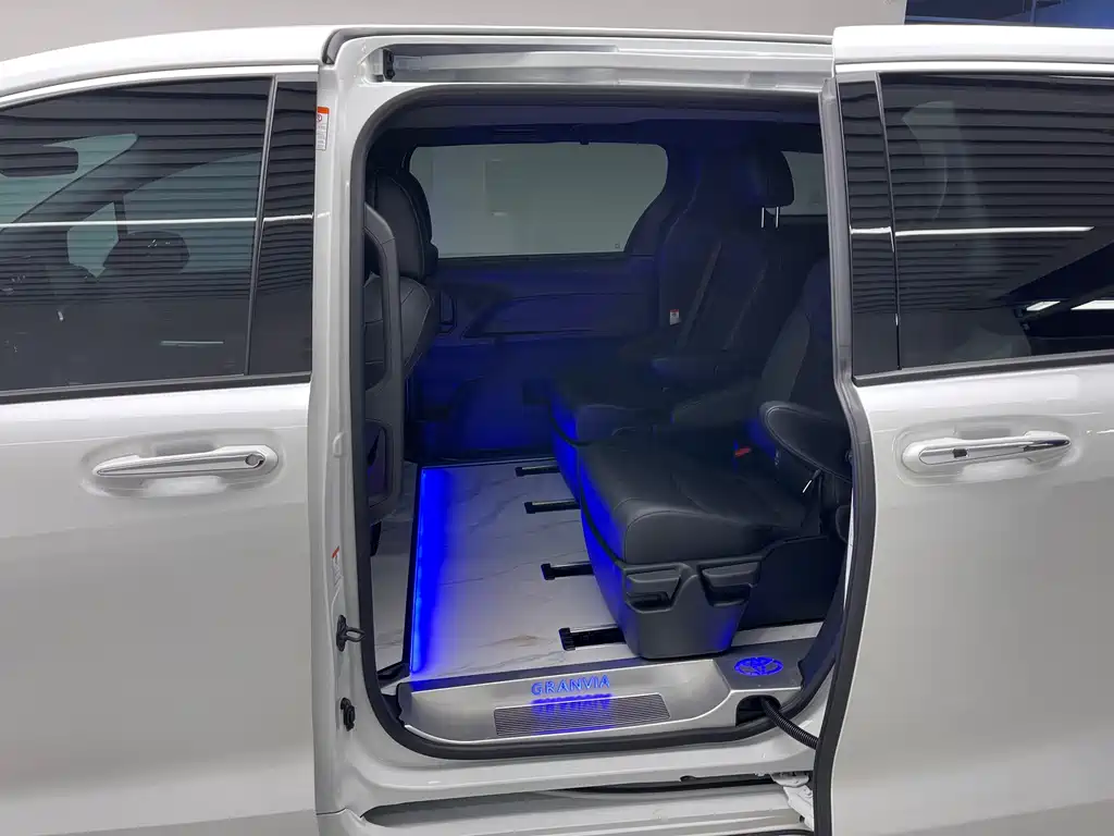 Toyota Granvia — миниатюра 17