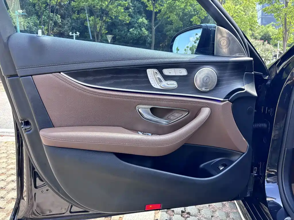 Mercedes-Benz E-Class — миниатюра 8