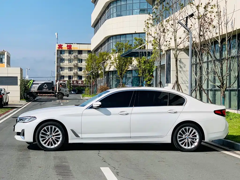 BMW 5 Series — миниатюра 5