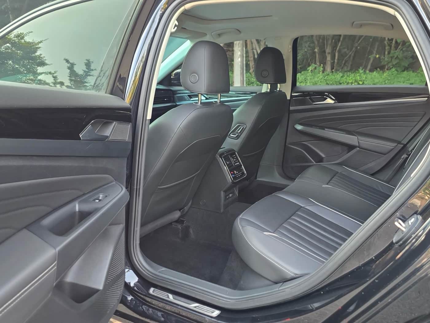 Volkswagen Passat 1.4 л 2024 г. Чёрный, пробег 40000 км