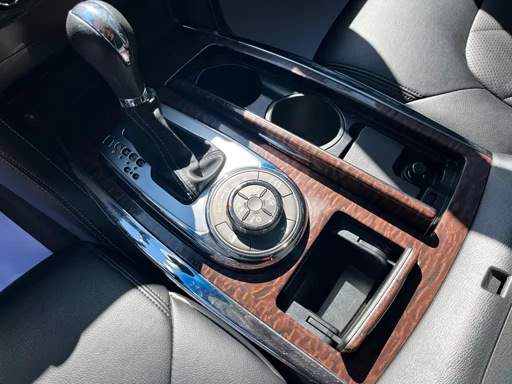 Nissan Patrol — миниатюра 12