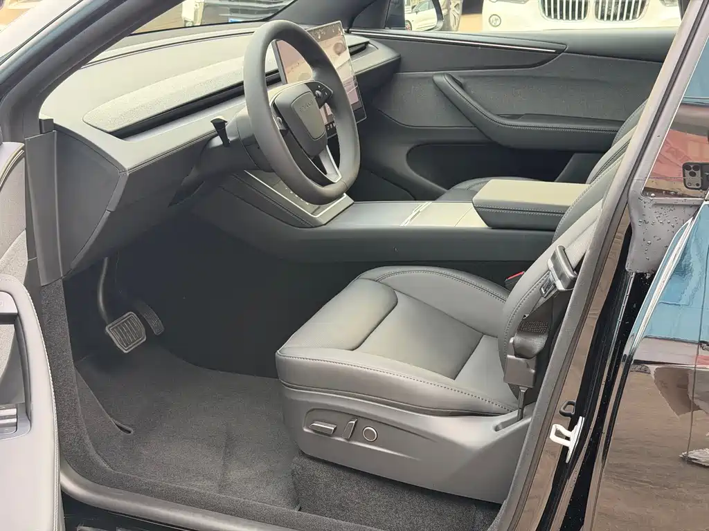 Tesla Model Y — миниатюра 7