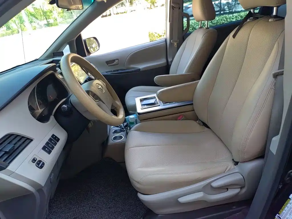Toyota Sienna — миниатюра 11