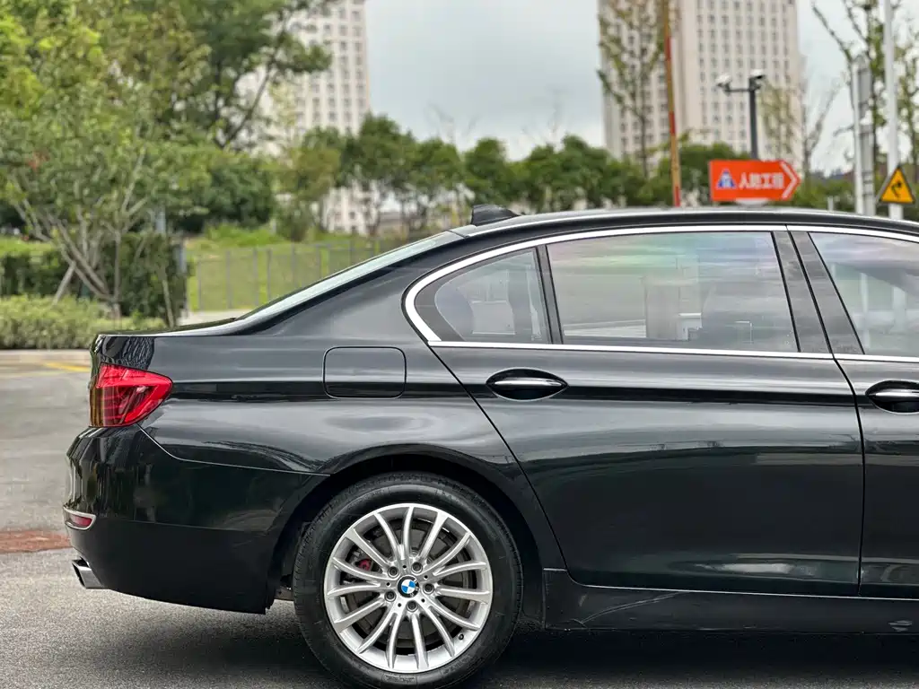 BMW 5 Series — миниатюра 8
